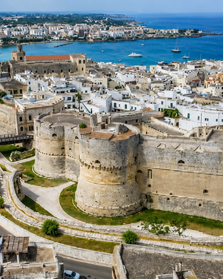 Il Castello Aragonese di Otranto e il centro storico visti dall'alto