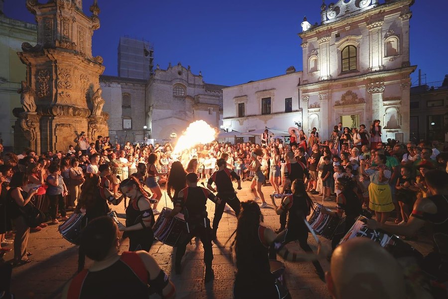 Spettacolo di fuoco in piazza durante il Circonauta Festival a Nardò