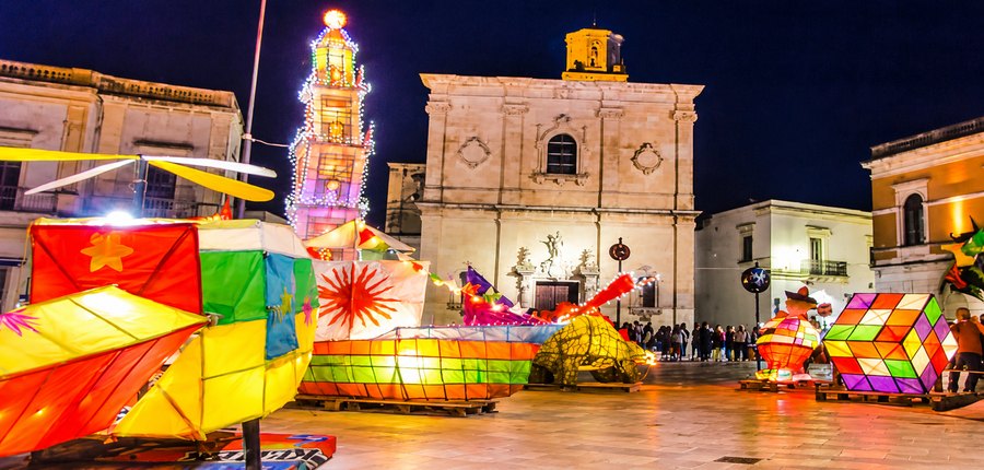 Grandi strutture luminose a forma di lampione in piazza durante la Festa dei Lampioni a Calimera