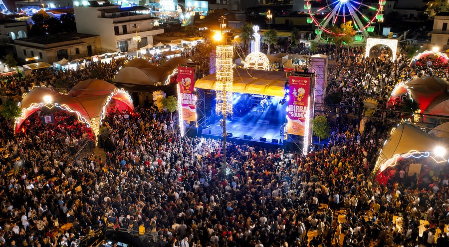 La piazza gremita durante il Birra e Sound Festival di Galatina