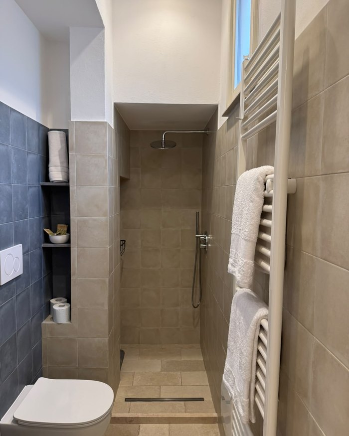 La doccia del bagno dell'appartamento La Rimesa