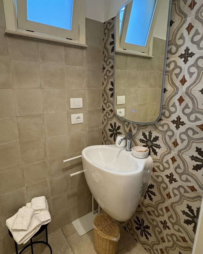 Il bagno dell'appartamento La Rimesa, con le cementine decorate