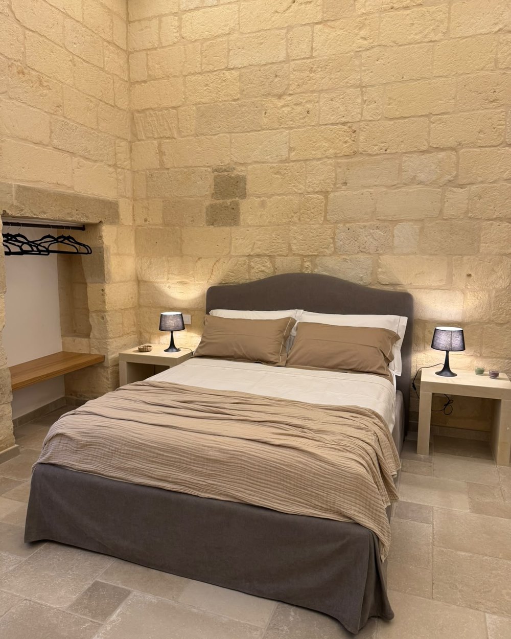 La camera da letto dell'appartamento La Rimesa, con la nicchia scavata nella pietra