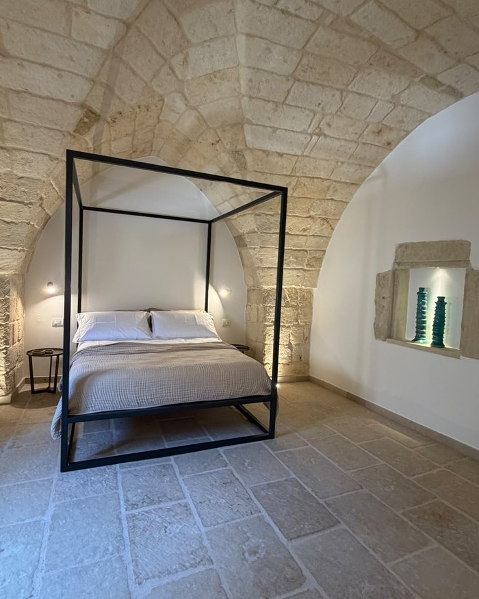 La camera da letto dell'appartamento Lamia, con il letto a baldacchino sotto la volta