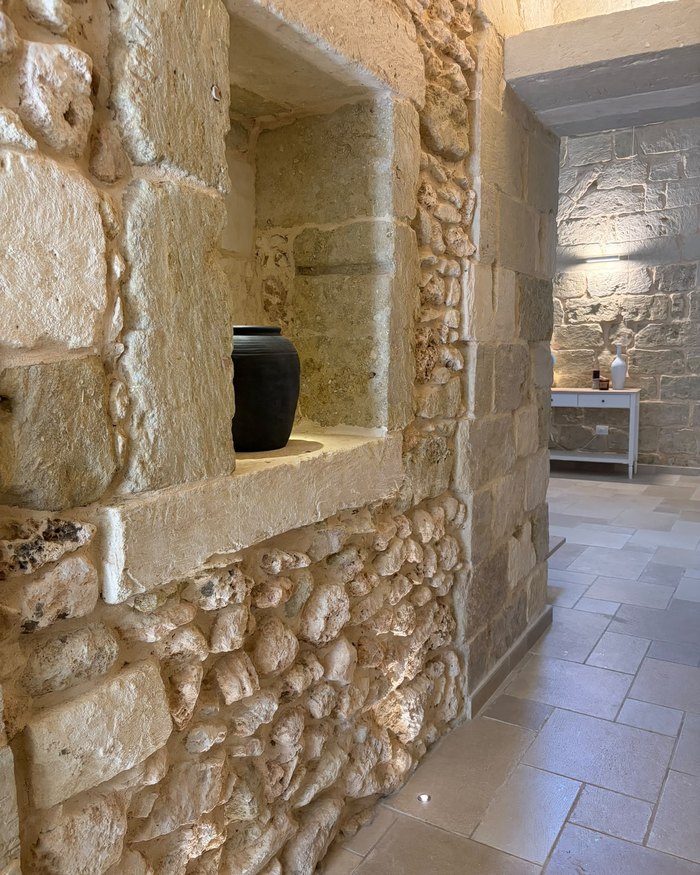 Una nicchia scavata nel muro in pietra dell'appartamento Lamia