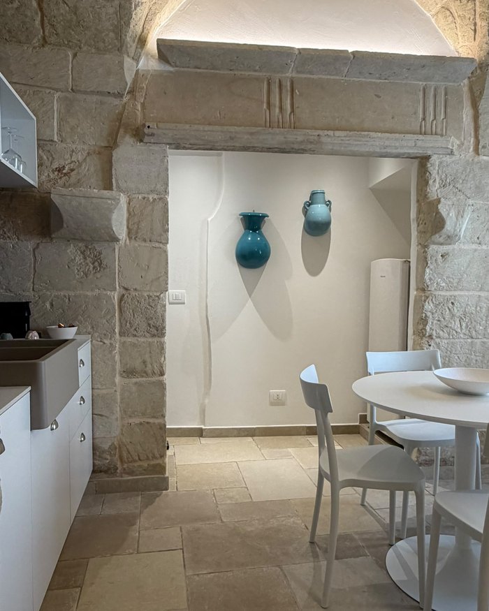 La zona pranzo dell'appartamento Lamia, con le brocche in ceramica turchese