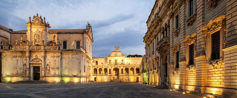 Piazza Duomo a Lecce illuminata di sera