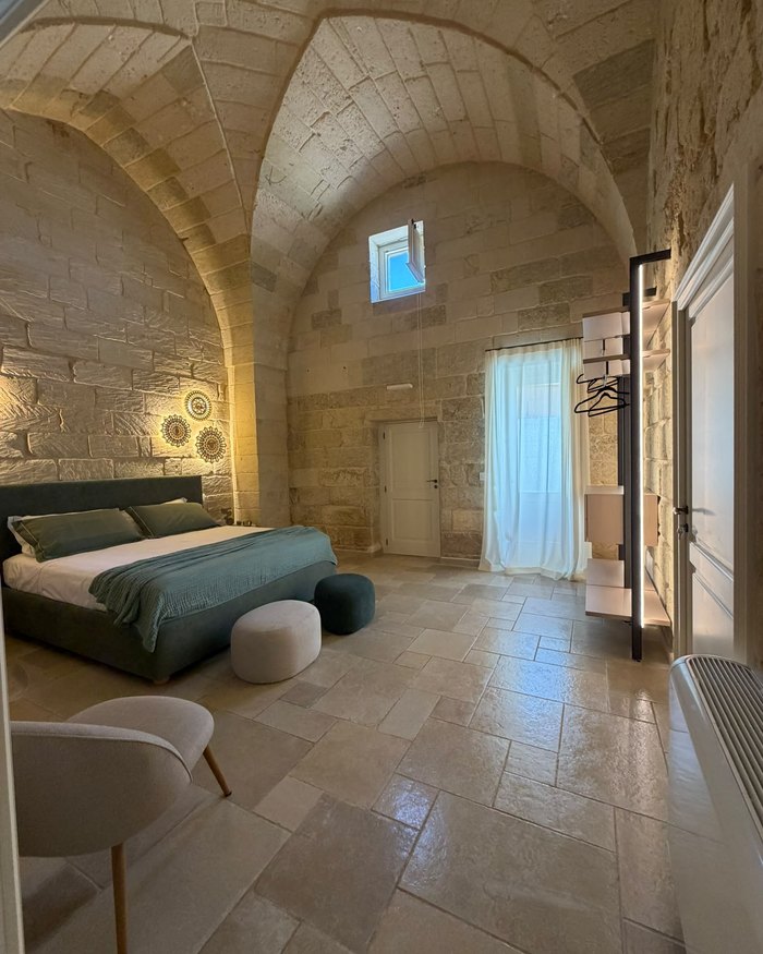 La camera da letto di Malìa vista dall'ingresso, sotto la volta in pietra
