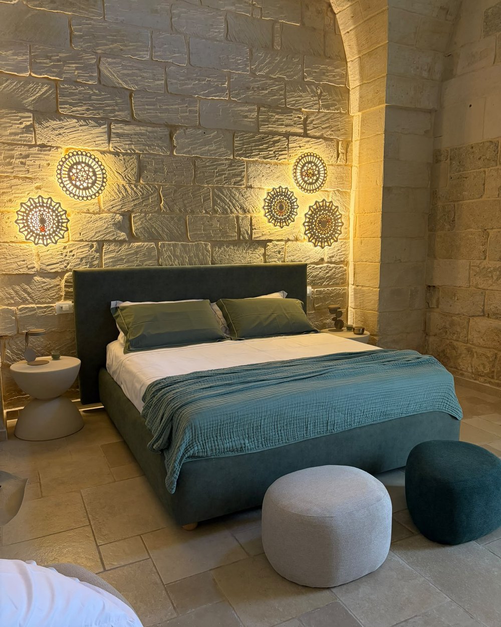 La camera da letto dell'appartamento Malìa, con volta in pietra decorata