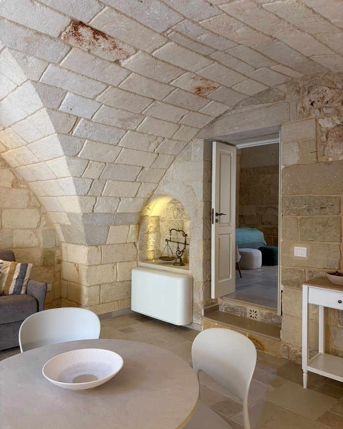 La zona pranzo dell'appartamento Malìa, con la nicchia illuminata