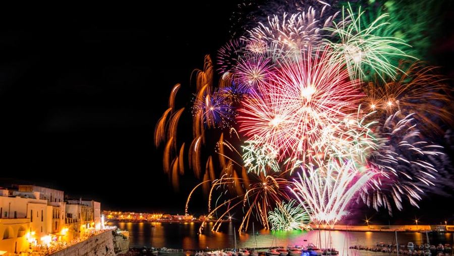 Fuochi d'artificio sul porto di Otranto per la festa dei Santi Martiri