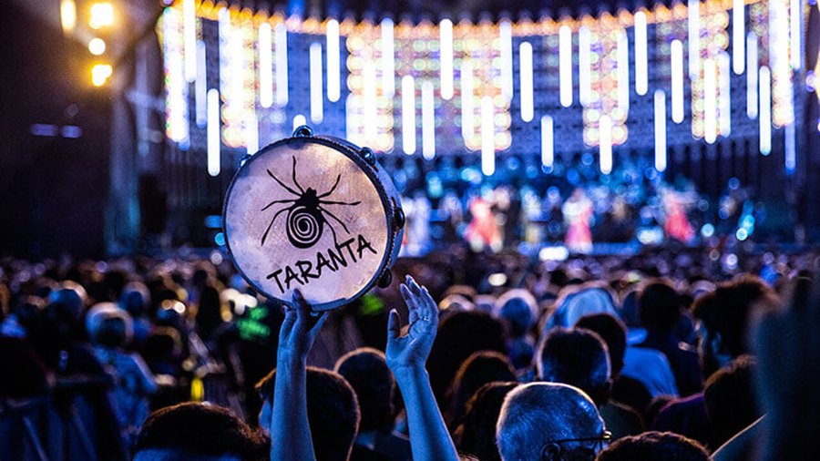 Concerto serale in piazza durante la Notte Blu a Gallipoli