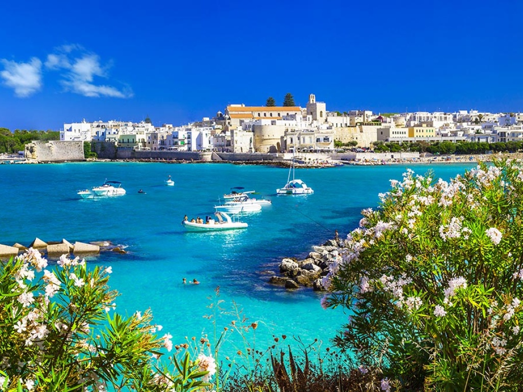 Il centro storico di Otranto visto dal mare