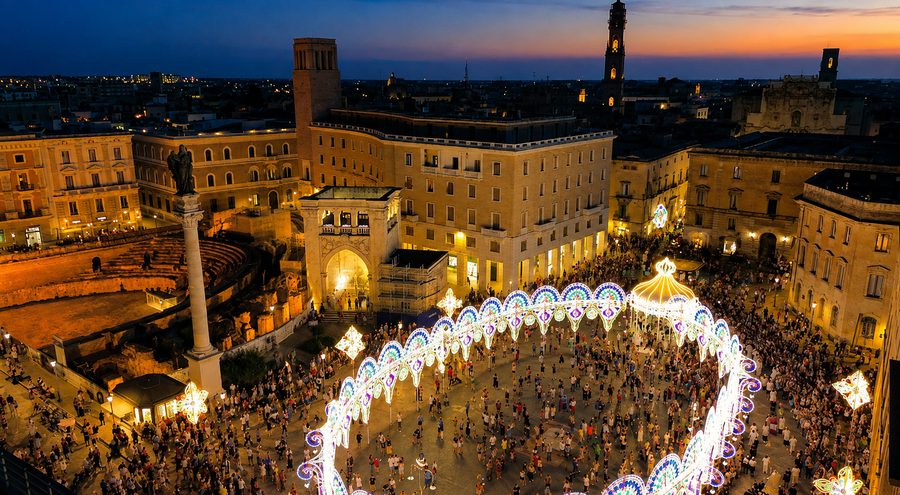 Piazza Sant'Oronzo a Lecce illuminata dalle luminarie durante la festa patronale