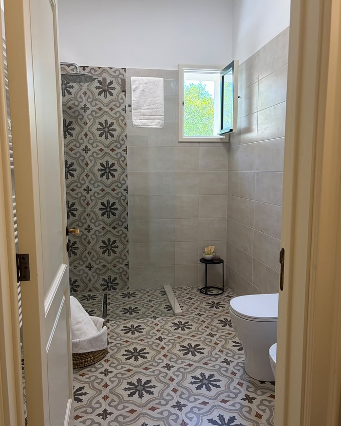 La doccia del bagno di Zia Nena, con le cementine decorate