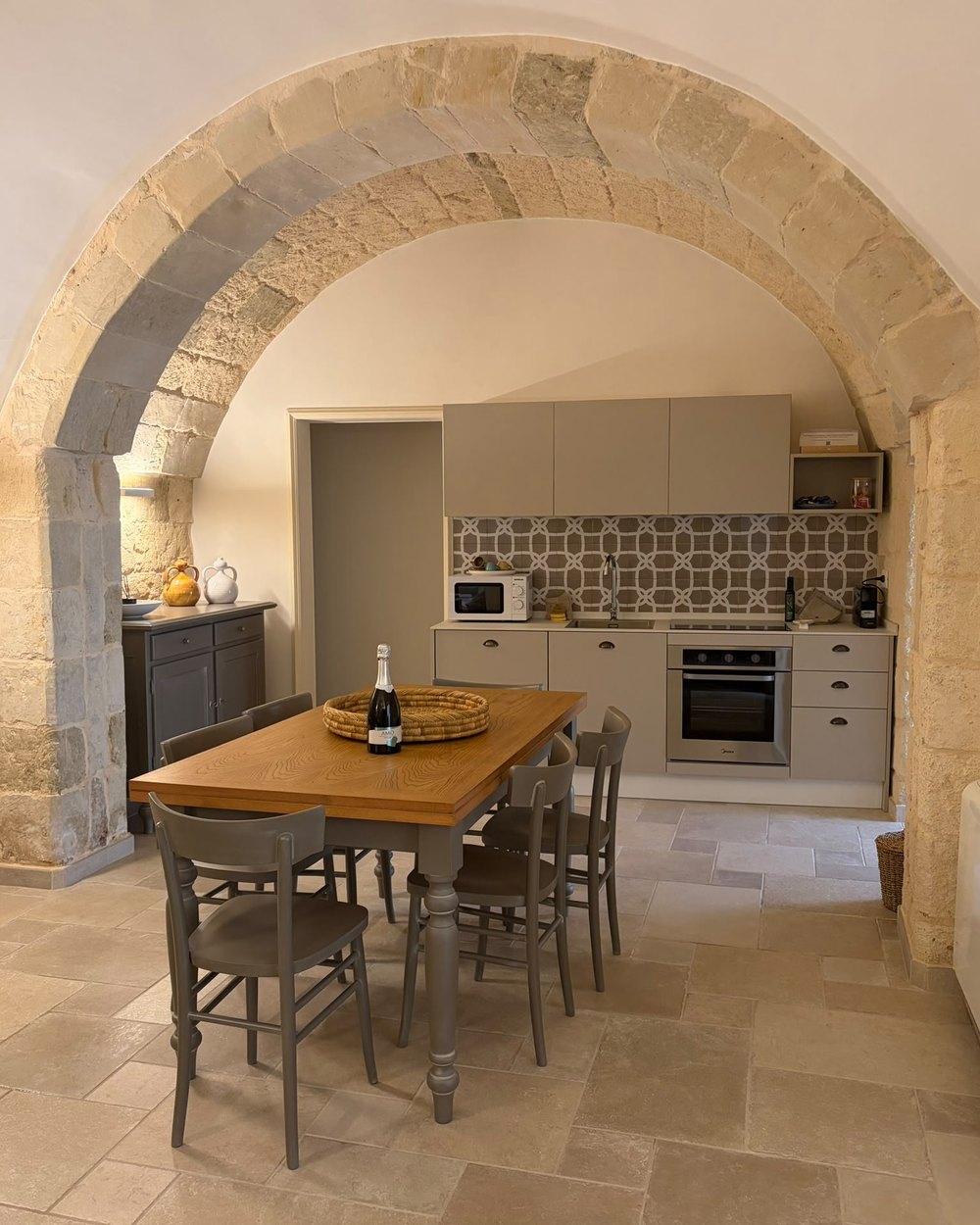 La cucina e la zona pranzo dell'appartamento Zia Nena