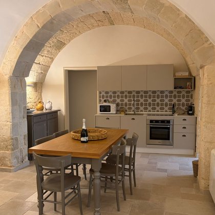 La cucina con l'arco in pietra dell'appartamento Zia Nena